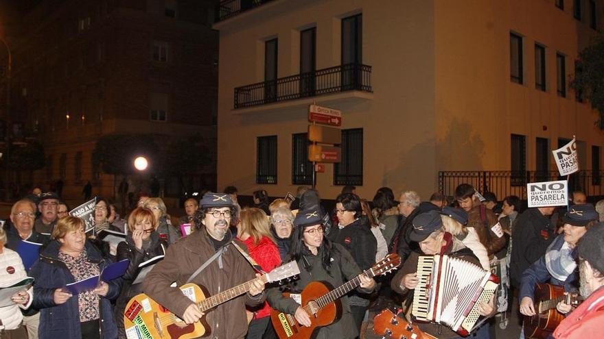 Los vecinos, anoche, protestan junto a las vías.