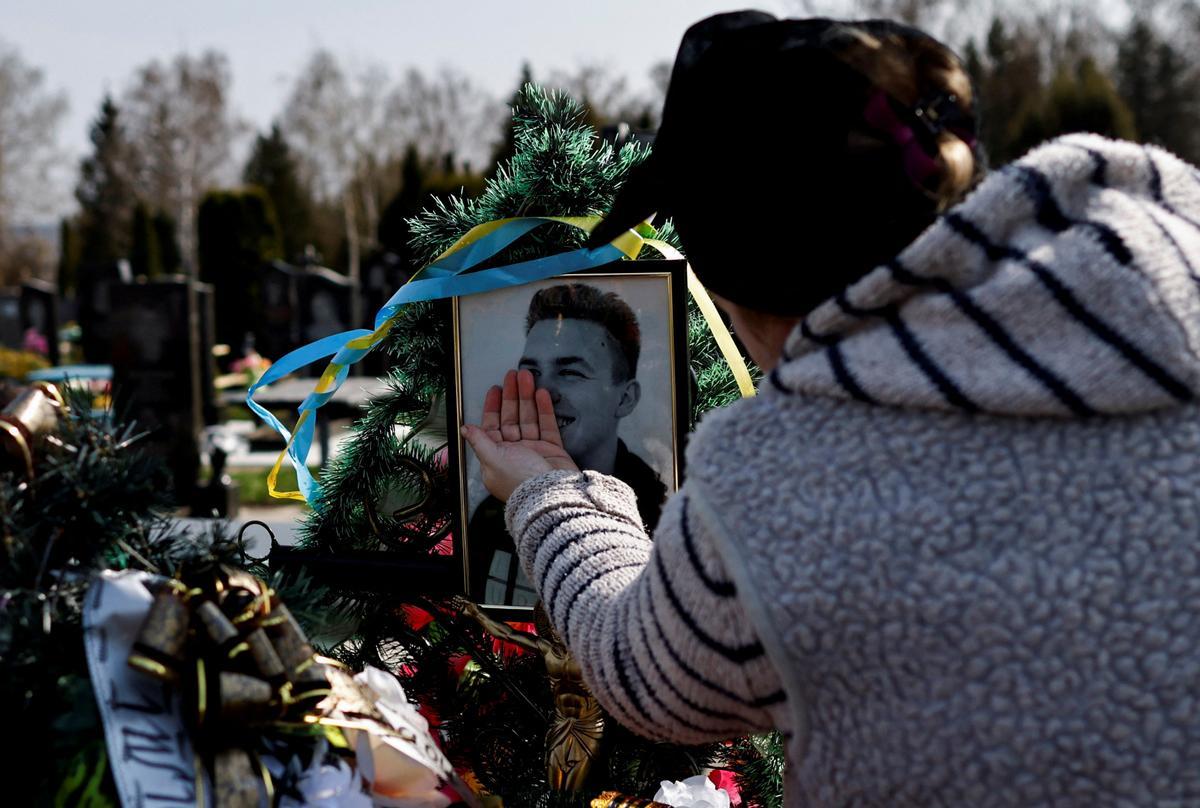 Natalia Evdokimova, de 46 años, acaricia la foto de su hijo Dmytro Evdokimov, de 23, muerto en el campo de batalla cerca de Izium, en la región de Járkov.