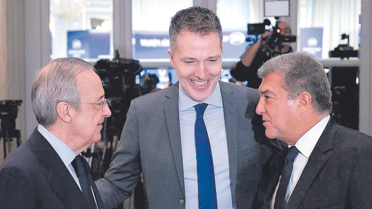 El president del Reial Madrid, florentino Pérez, el CEO d'A22, Bernd Reichart, i el president del FC Barcelona, Joan Laporta