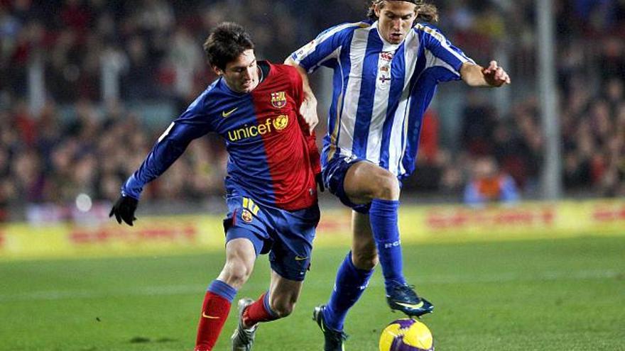 Filipe Luis trata de avanzar con el balón ante la presión del argentino Leo Messi. / xavier bretral