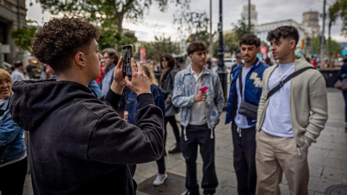 Dean graba a tres veinteañeros en Portal de l’Àngel.