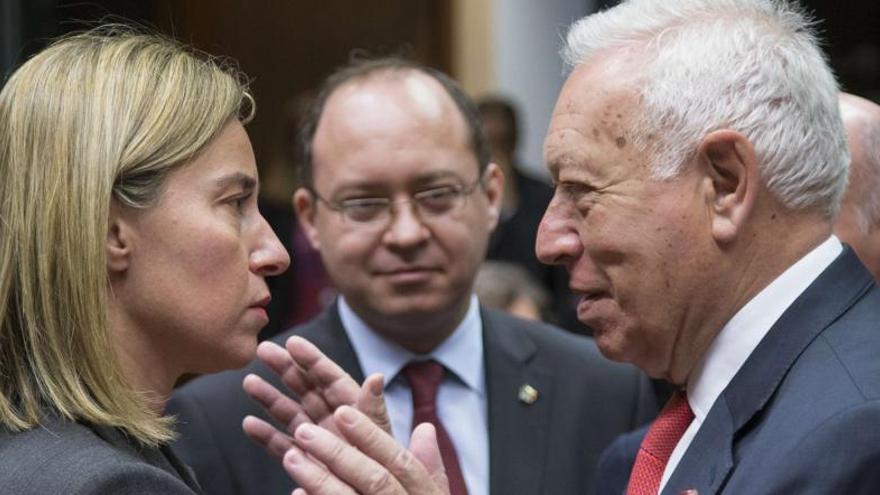 Margallo junto a la jefa de la diplomacia de la UE, Federica Mogherini.