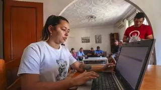 El mercado negro de citas de asilo se reactiva tras la pérdida de 4.000 correos electrónicos: "Te piden pagar hasta 200 euros"