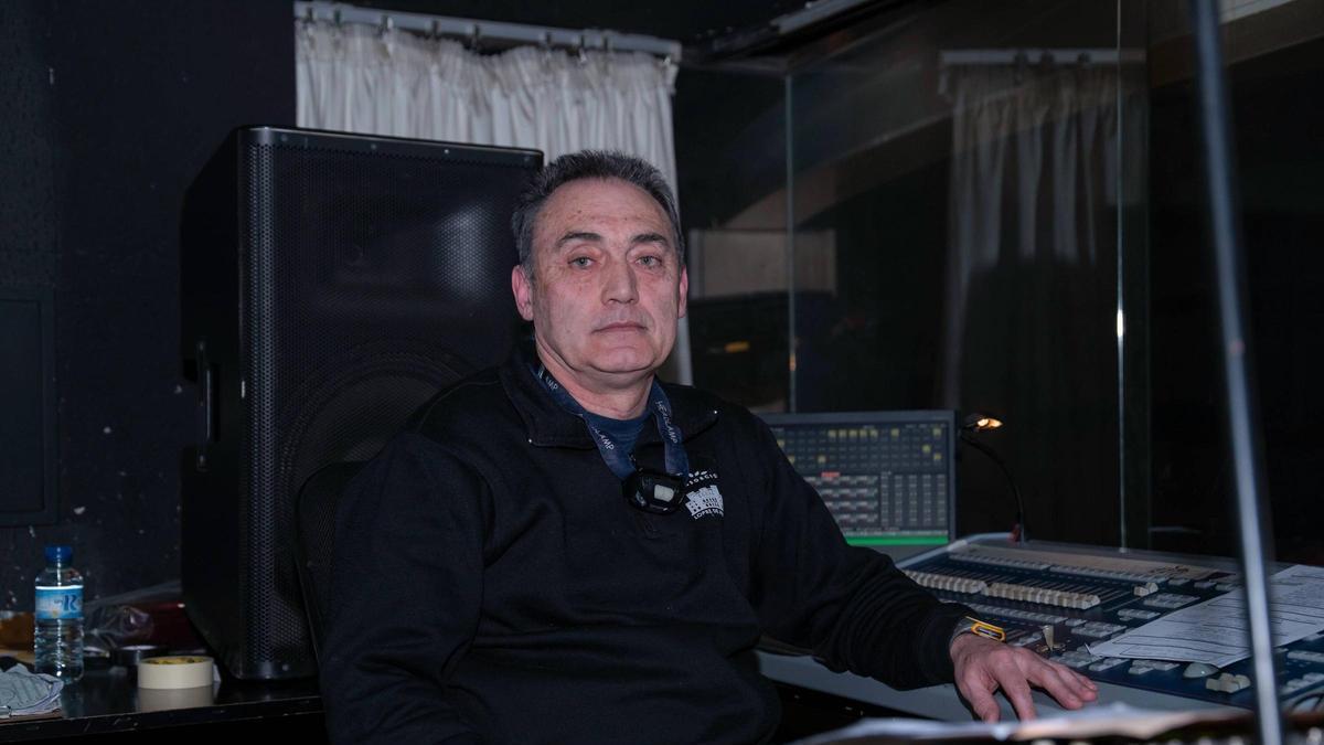 Benigno Rollán es el técnico de iluminación del Teatro López de Ayala de Badajoz.