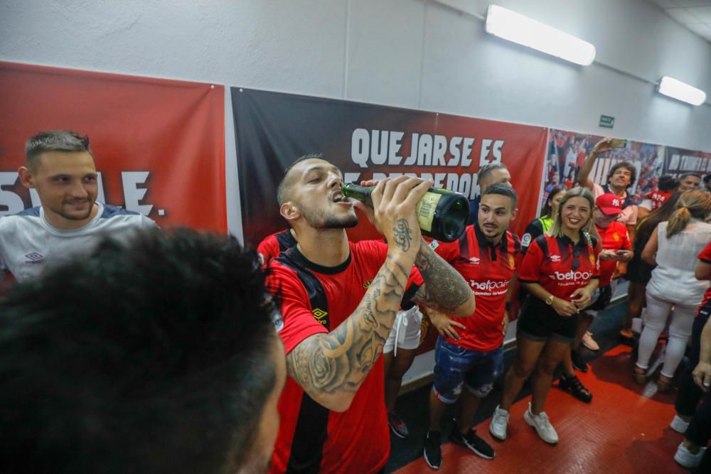 Los aficionados del Mallorca invaden el campo tras el pitido final