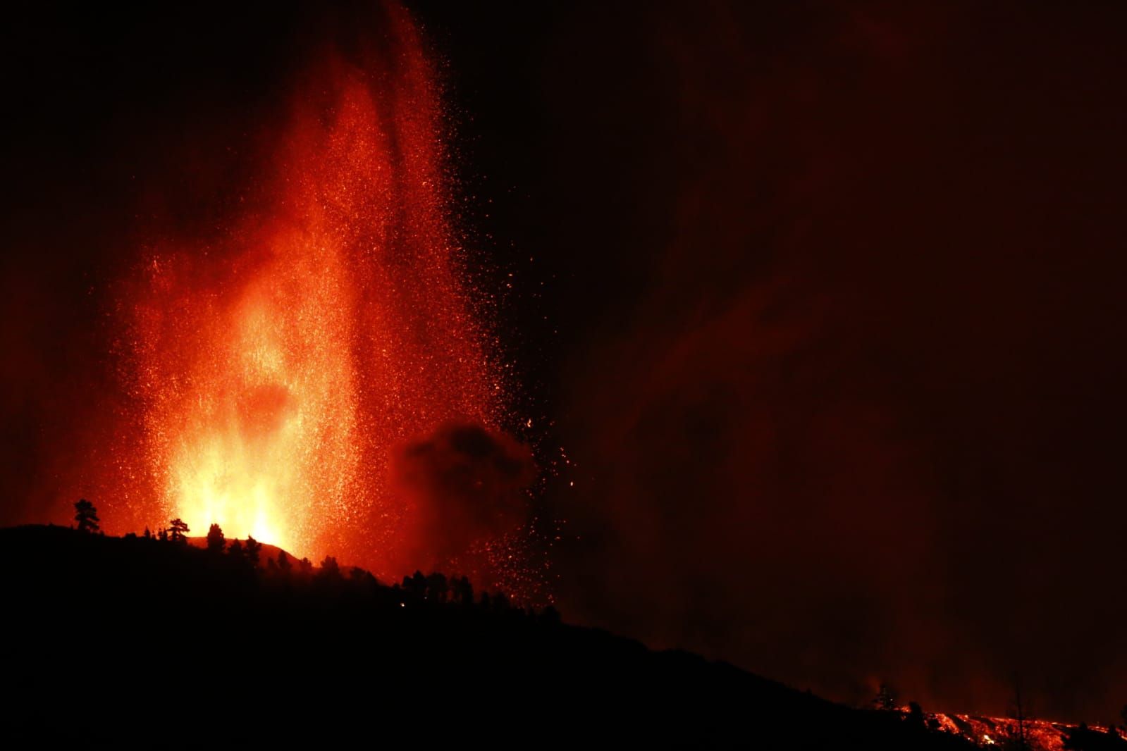 Erupción volcánica: la lava de noche