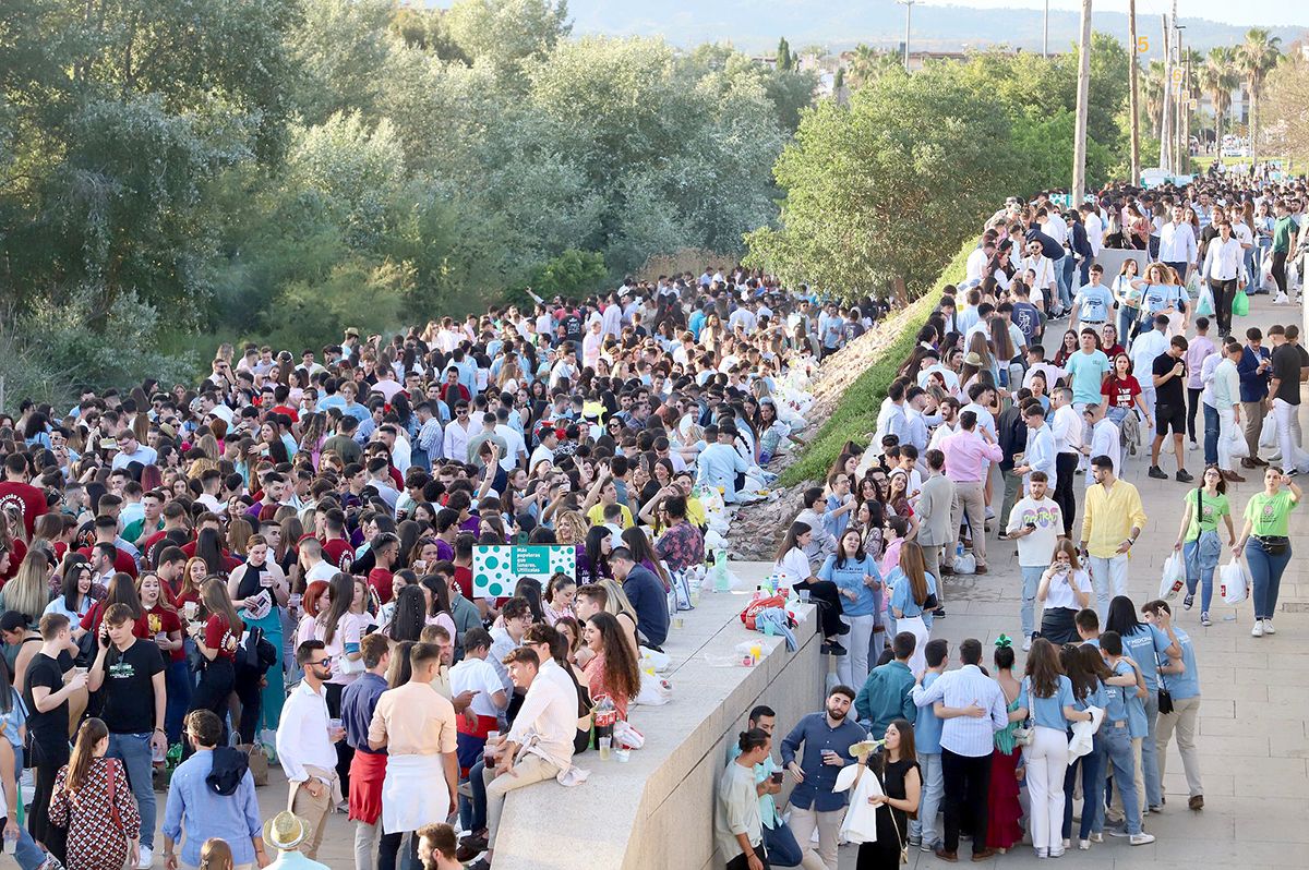 Centenares de jóvenes hacen el tradicional botellón del miércoles de Feria
