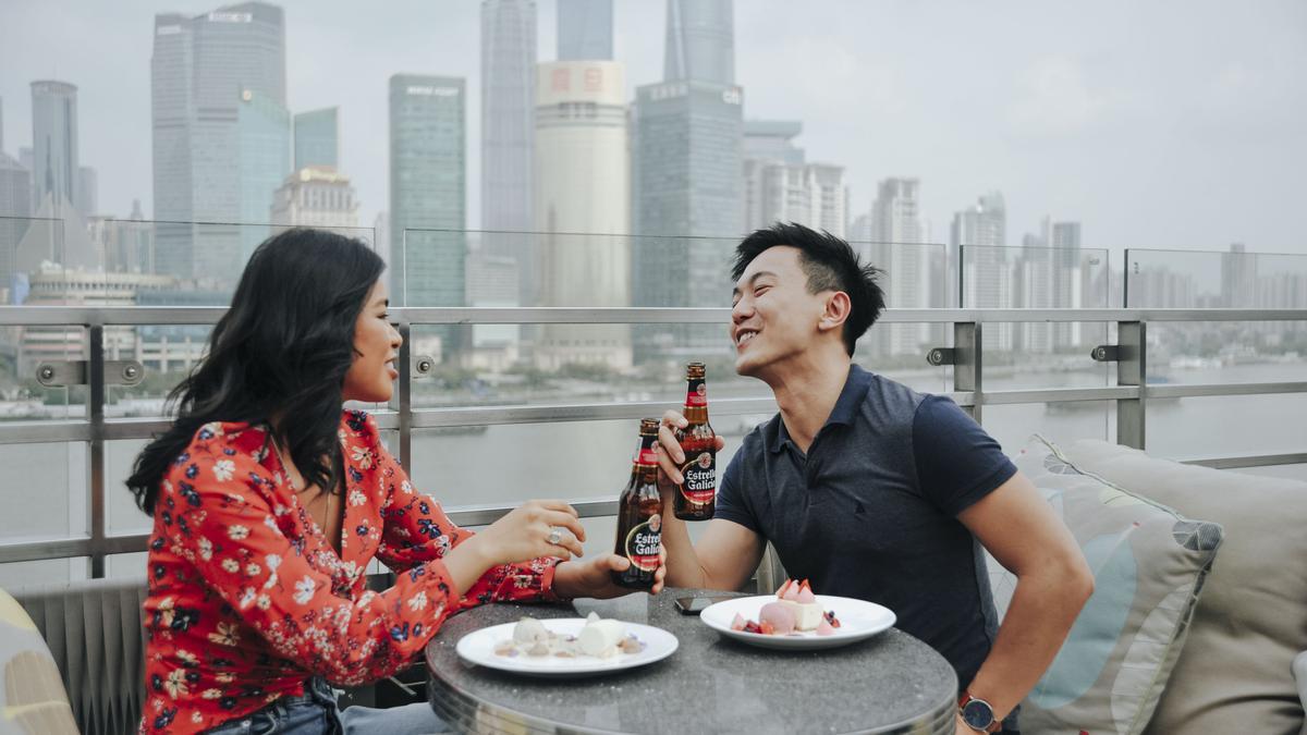 Dos ciudadanos chinos con cerveza Estrella Galicia.