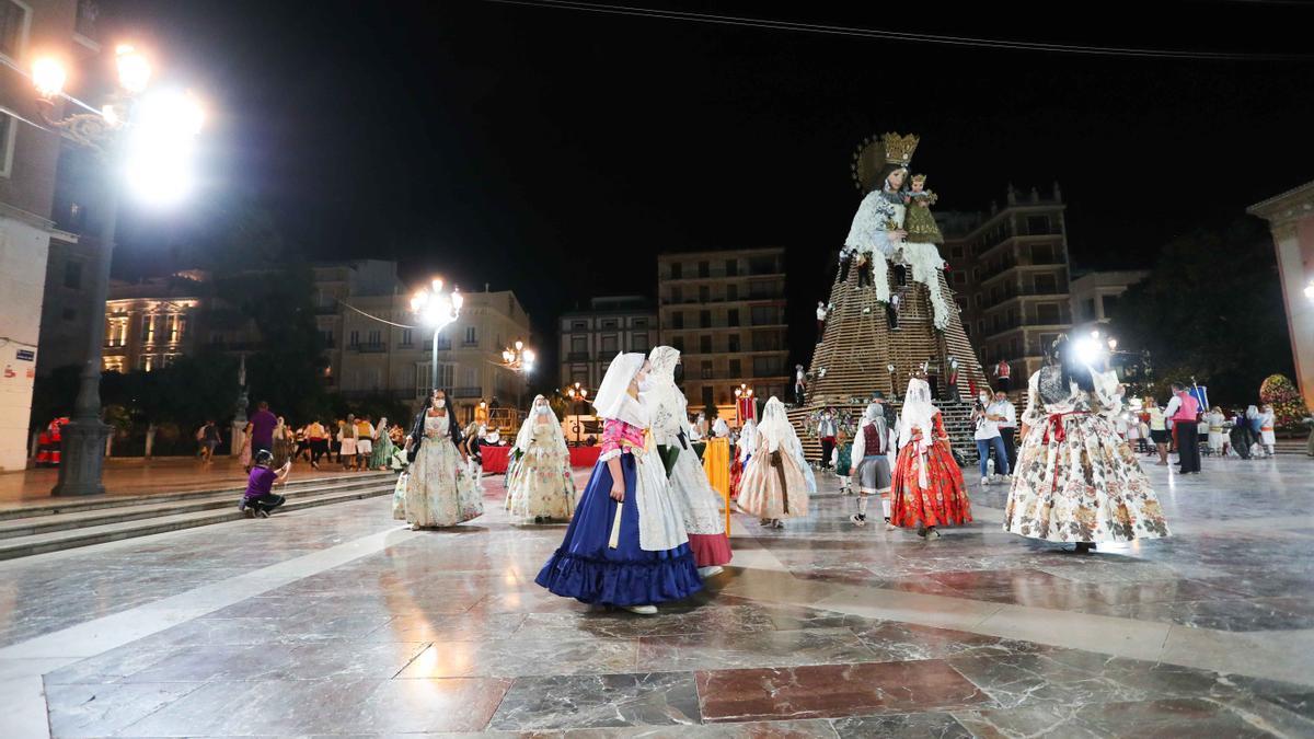 Búscate en el primer día de la ofrenda por la Calle Caballeros de las 21:00 a las 22:00