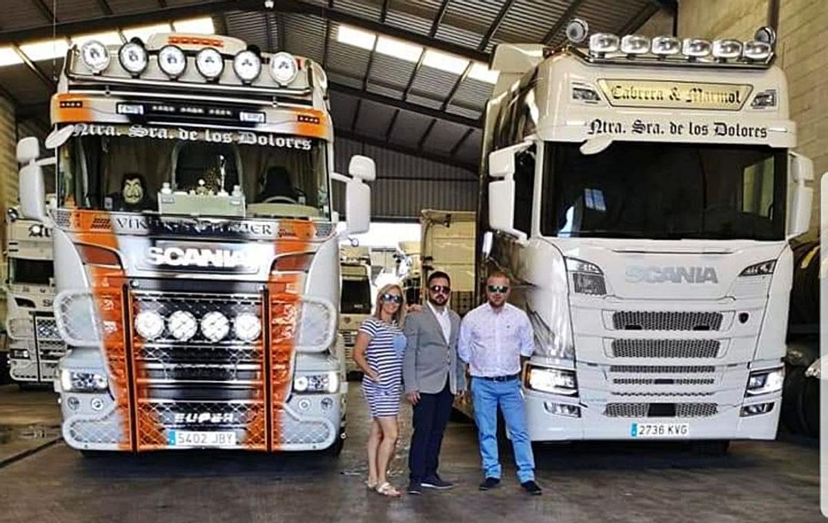Los tres hermanos Cabrera y Mármol junto con sus camiones.
