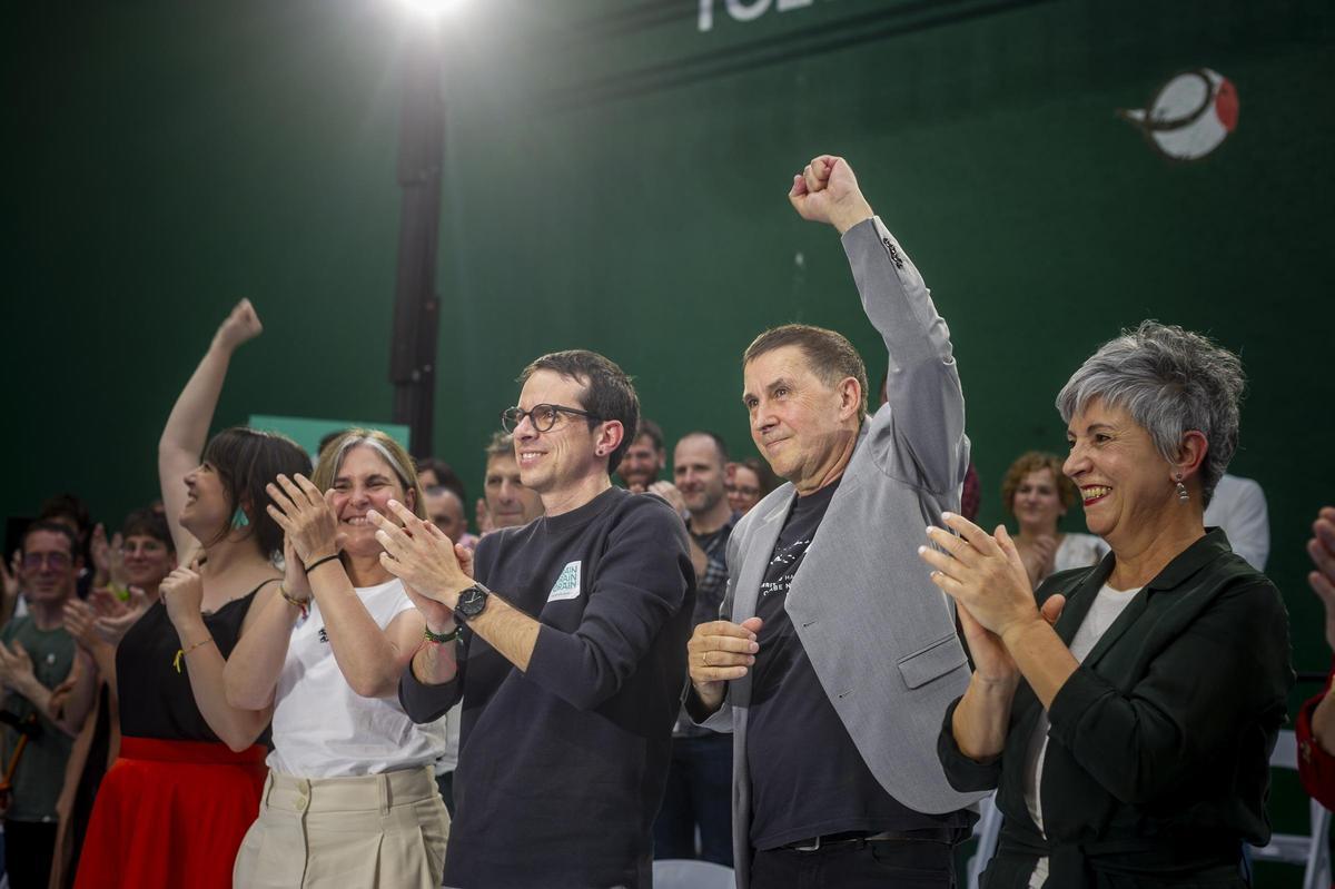 El candiato de EH Bildu, Pello Otxandiano, junto a Arnaldo Otegi.