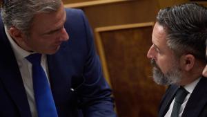 Archivo - El portavoz de Vox, Javier Ortega Smith (i) habla con el presidente de VOX, Santiago Abascal (d), durante una sesión plenaria en la Cámara Baja, a 17 de septiembre de 2024, en Madrid (España).