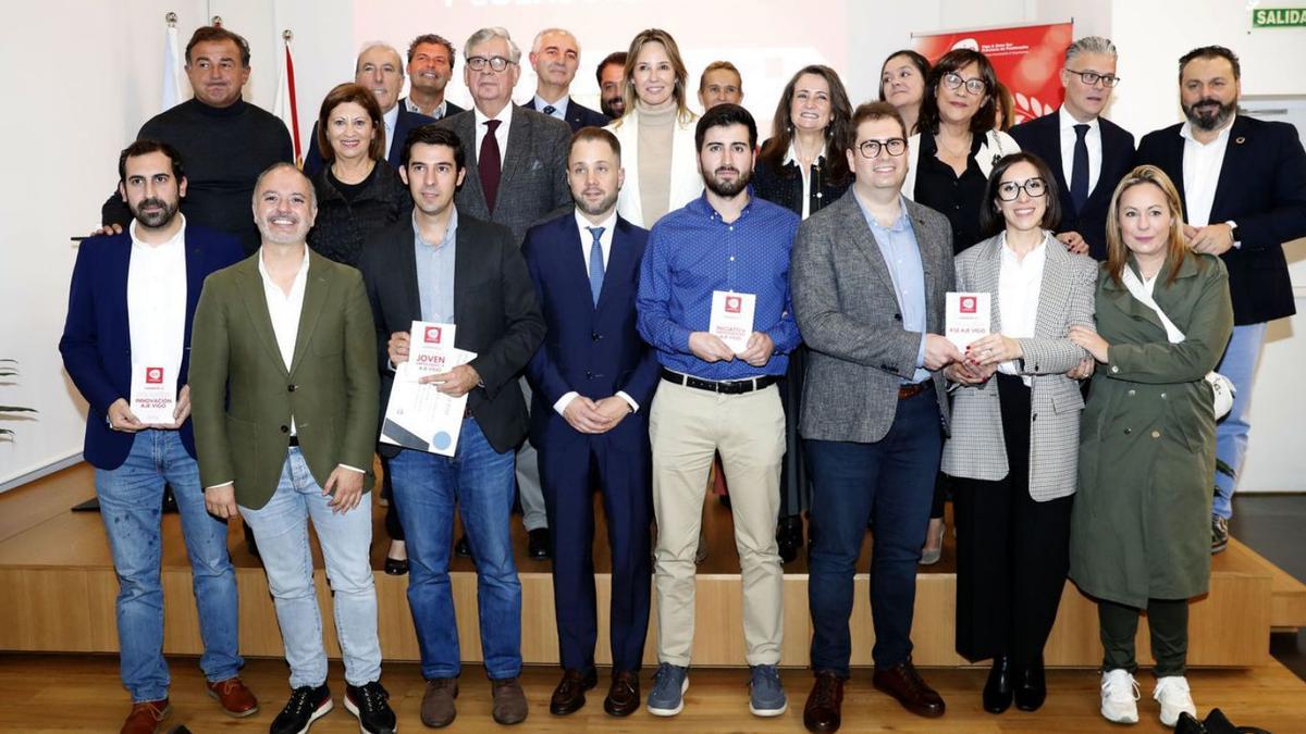 Foto de familia 
de los premiados 
y las autoridades.   | // J. LORES