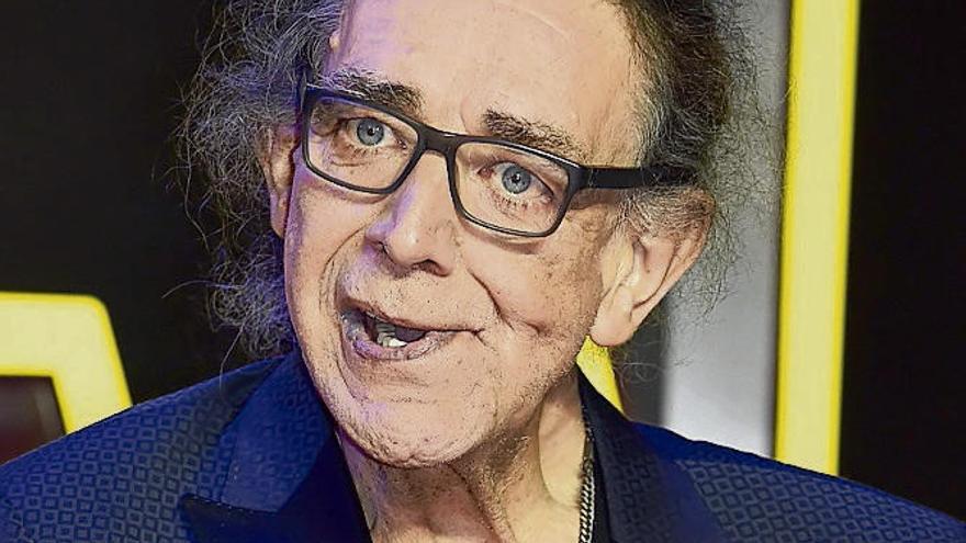 Sobre estas líneas, Peter Mayhew; a la derecha, vestido de Chewbacca. // Efe