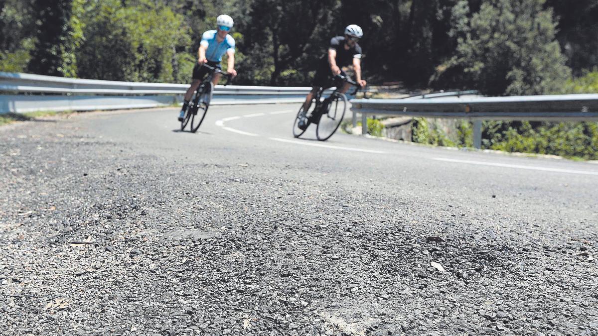 Dos ciclistes baixen de la carretera dels Àngels en una imatge d'arxiu.