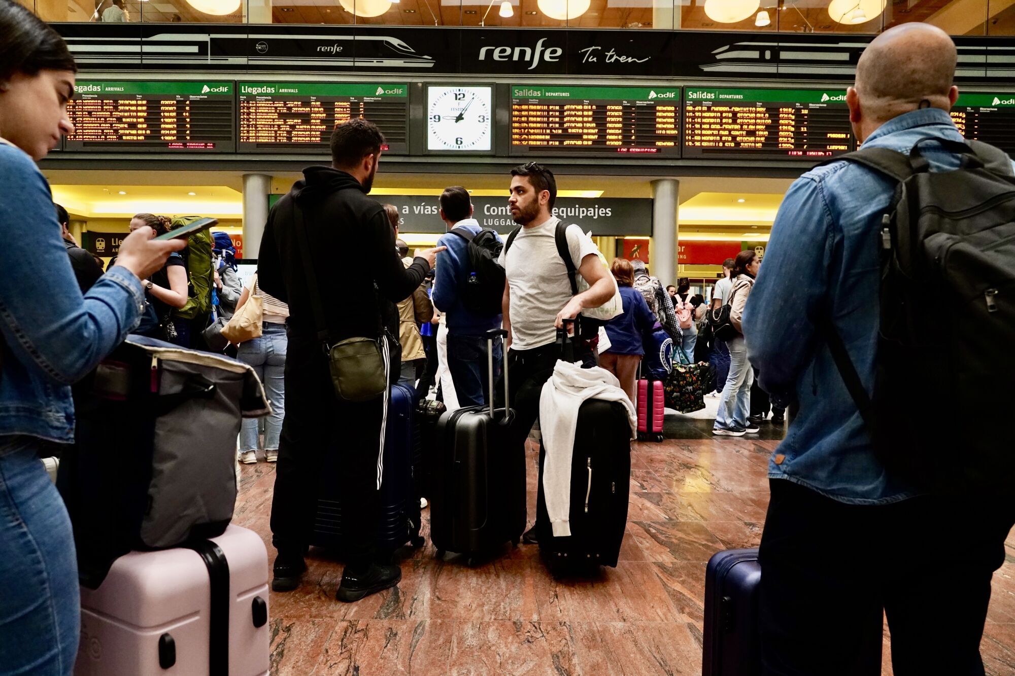 Cientos de pasajeros se agolpan en la estación María Zambrano, por el retraso de los trenes a causa del robo de cables