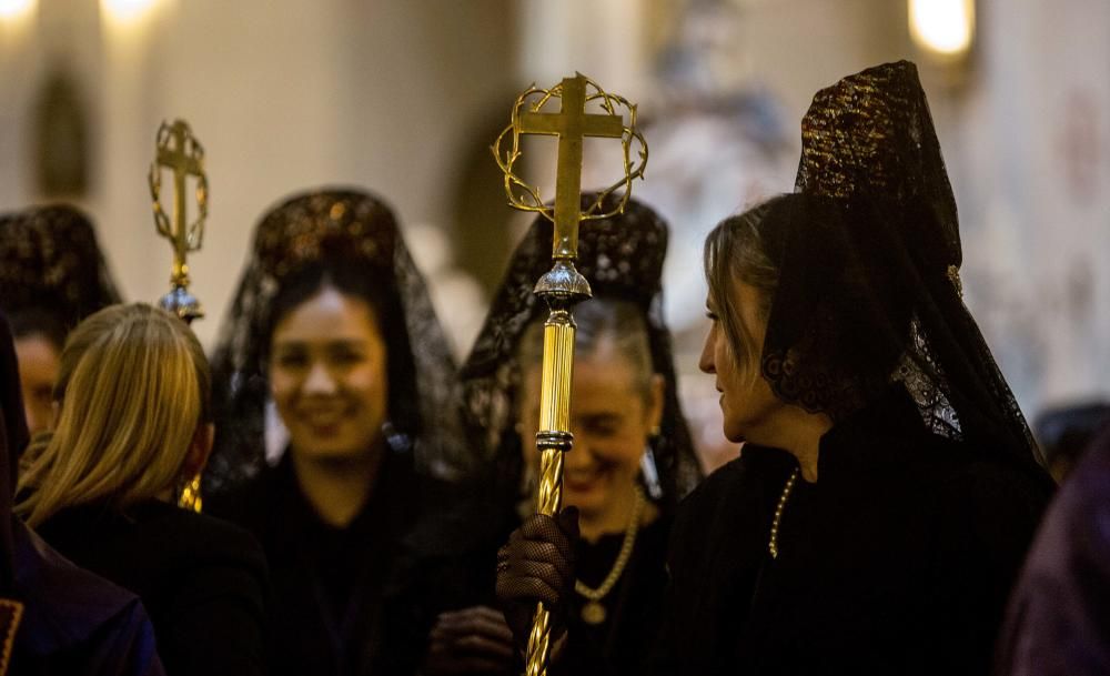 El Nazareno lució una nueva canastilla revestida de pan de oro y la parihuela de su trono original recién estrenada