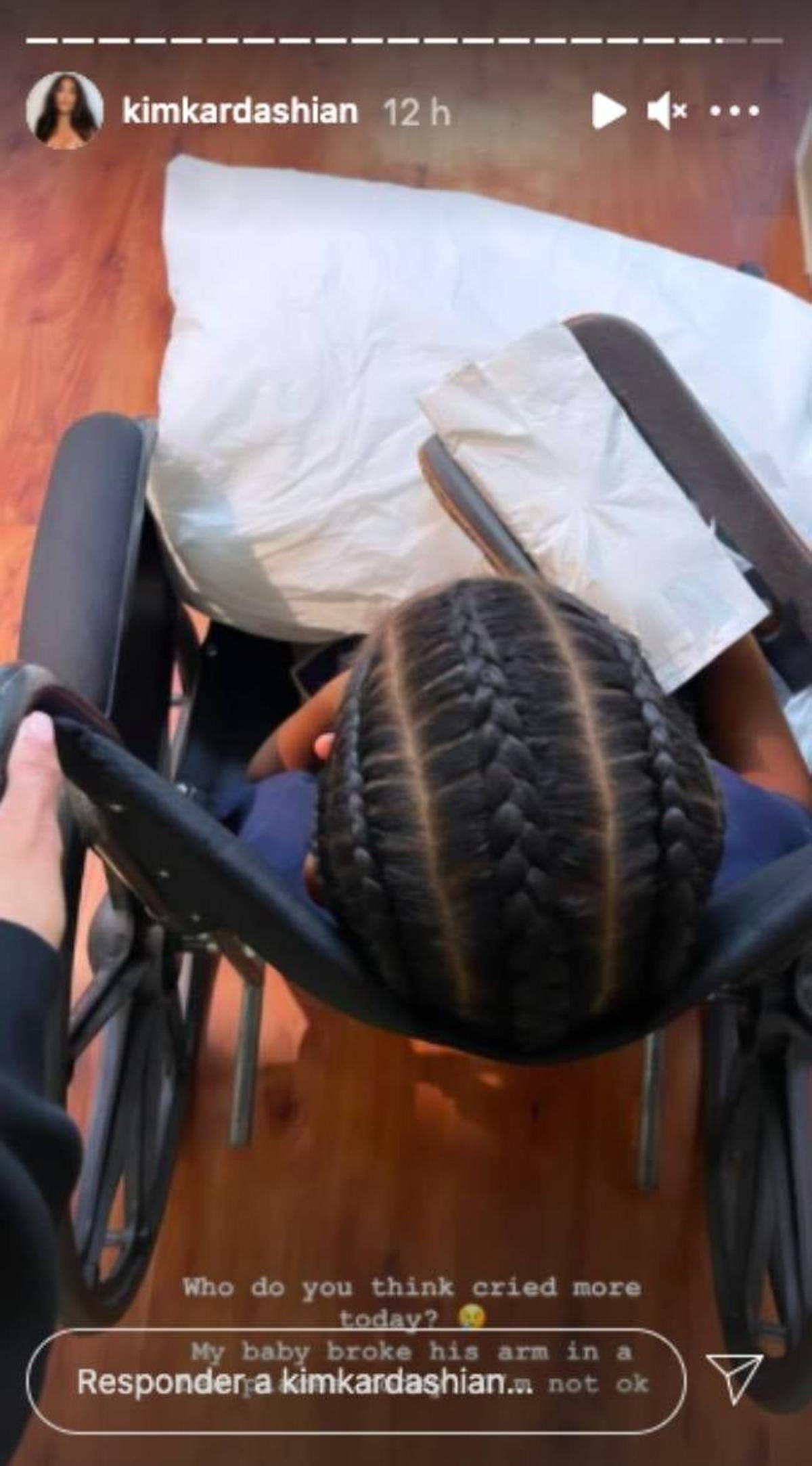 Saint West en silla de ruedas tras romperse el brazo