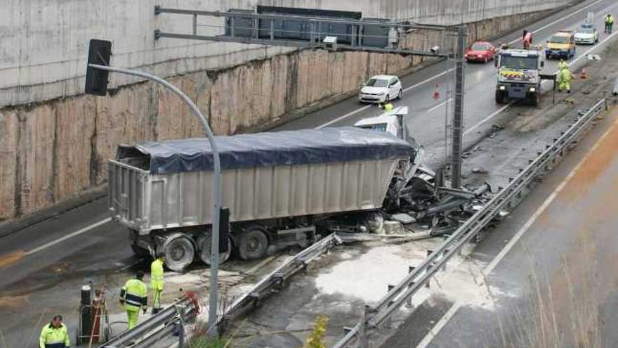 El camión accidentado, a la entrada del túnel de Villaviciosa.