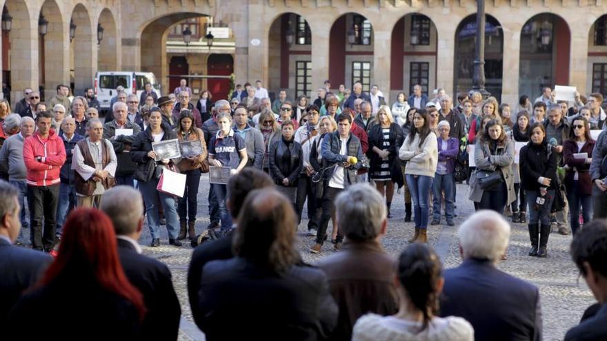 Gijón se suma al sentimiento de dolor y solidaridad  con el pueblo francés en una concentración silenciosa