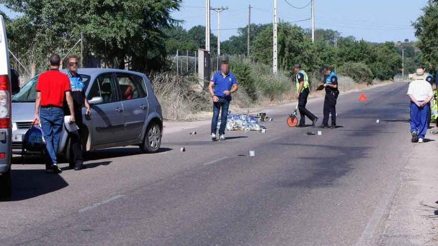 Vistas de la carretera Almaraz y el cuerpo del ciclista, minutos después del accidente.