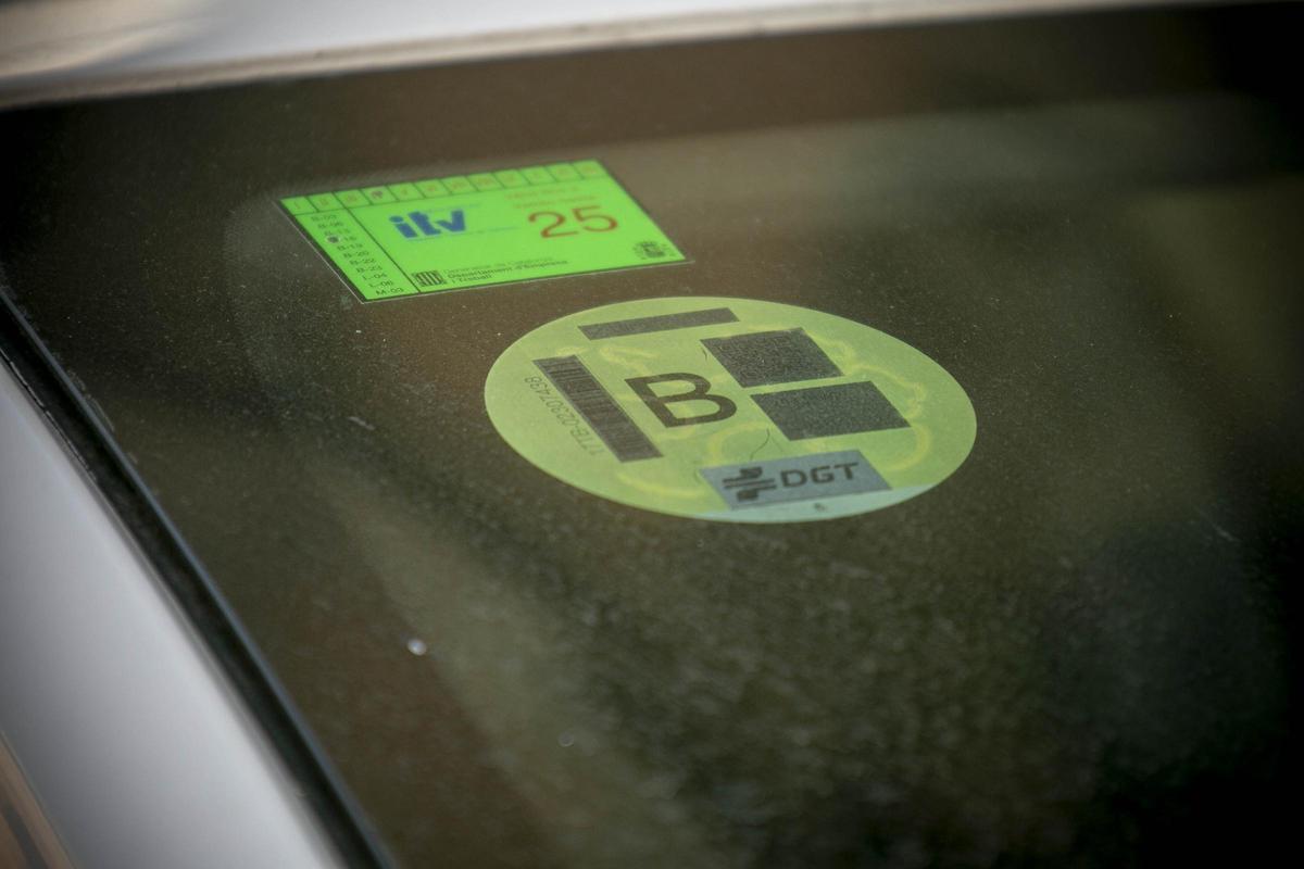 Vehículo con etiqueta B, circulando por las calles de Barcelona