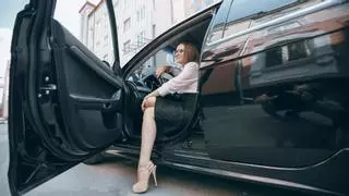 ¿Está prohibido conducir con tacones? Esto es lo que dice la norma