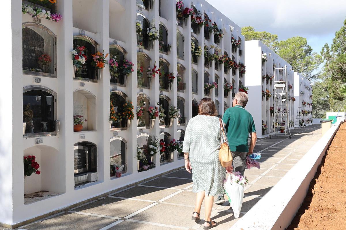 Todas las fotos del día de Tots Sants en los cementerios de Ibiza