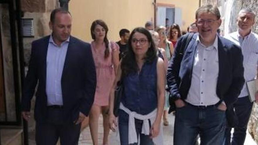El jefe del Consell, Ximo Puig, junto a los dos vicepresidentes Mónica Oltra y Rubén Dalmau, caminan por Montanejos, ayer.