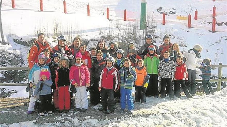 Los escolares disfrutan del esquí en la estación de Panticosa