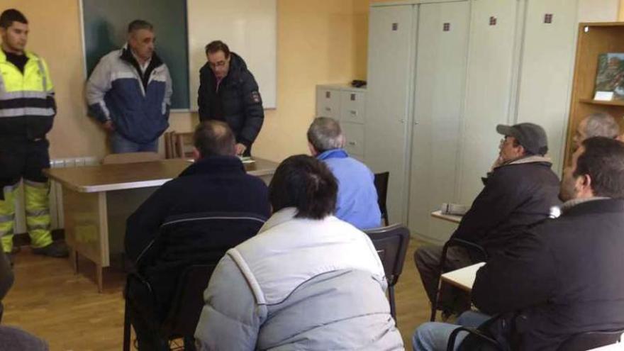 Trabajadores en paro contratados, en su primer día de trabajo. Foto J. A. G.