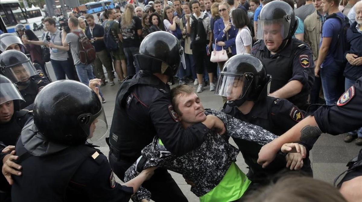 zentauroepp38860021 police detain a protester during a demonstration in downtown170612171736