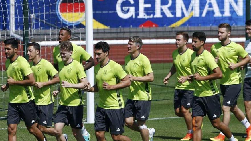 Los jugadores alemanes se ejercitan en el último ensayo previo al partido de esta noche.