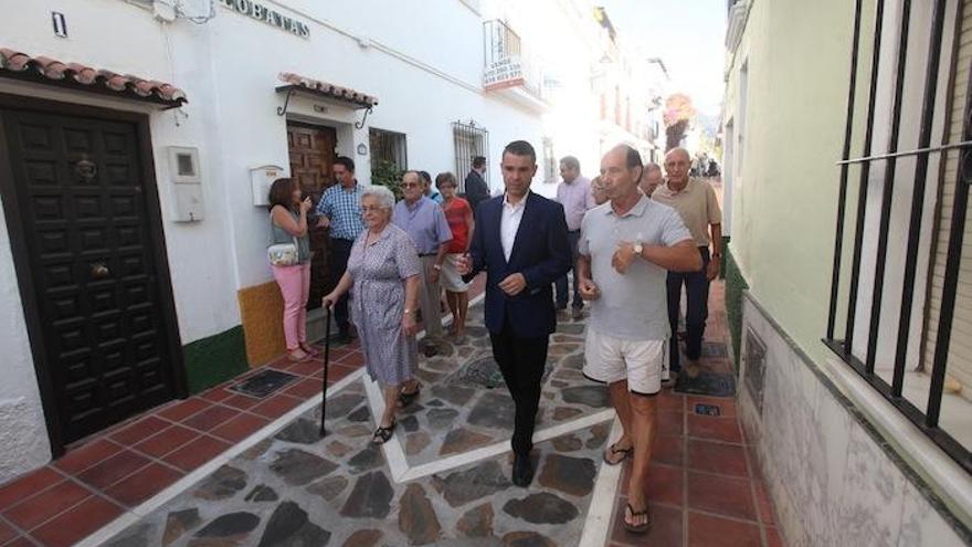 El alcalde, José Bernal, visitó ayer la calle Lobatas.