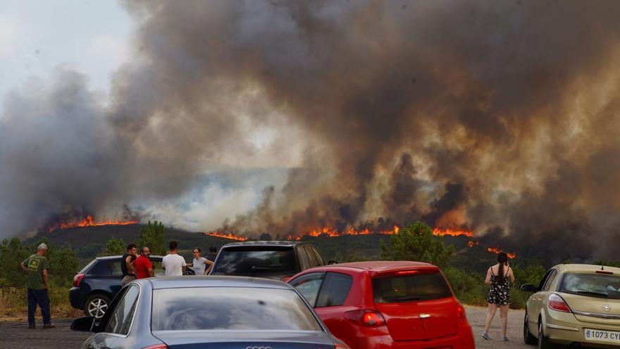 Varias personas observan el fuego que quemó 387 hectáreas en Sanguiñedo, en agosto. |   // BERNABÉ/J. LALÍN