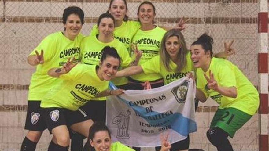 Las jugadores del Opirata Moaña celebran el título de Liga.