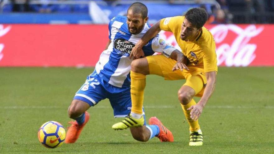 Borges forcejea con Gaitán.