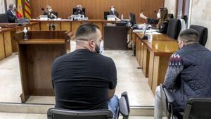 Los dos condenados, durante el juicio en la Audiencia.