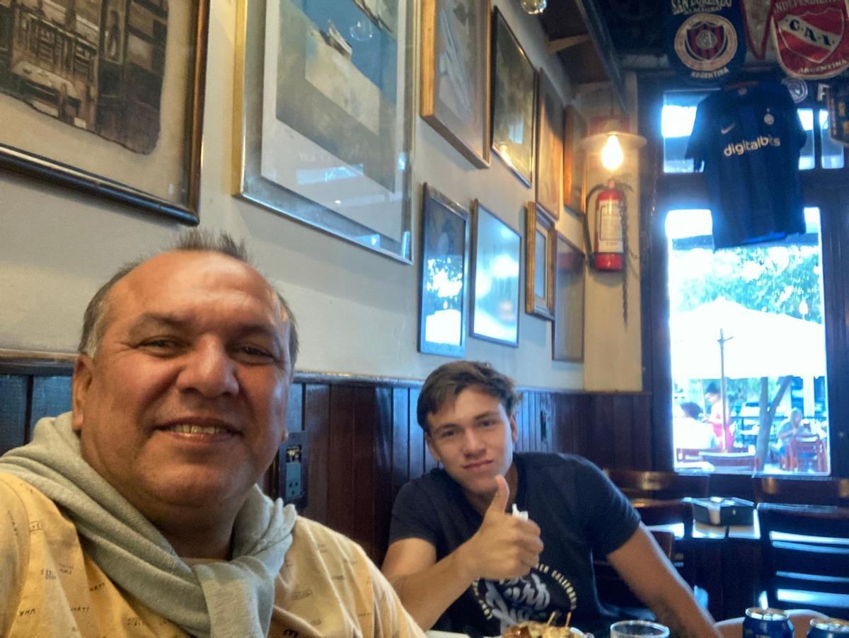 Rubén Sosa, con su hijo Nicolásn, jugador de La Luz, en la Serie B de Uruguay.