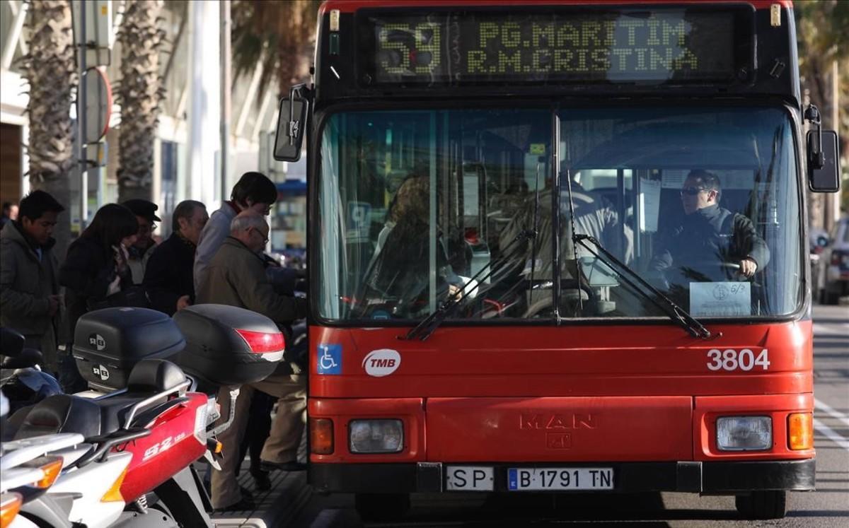 zentauroepp7850974 barcelona 06 03 2008  sociedad  gente subiendo al bus en el 170514195222