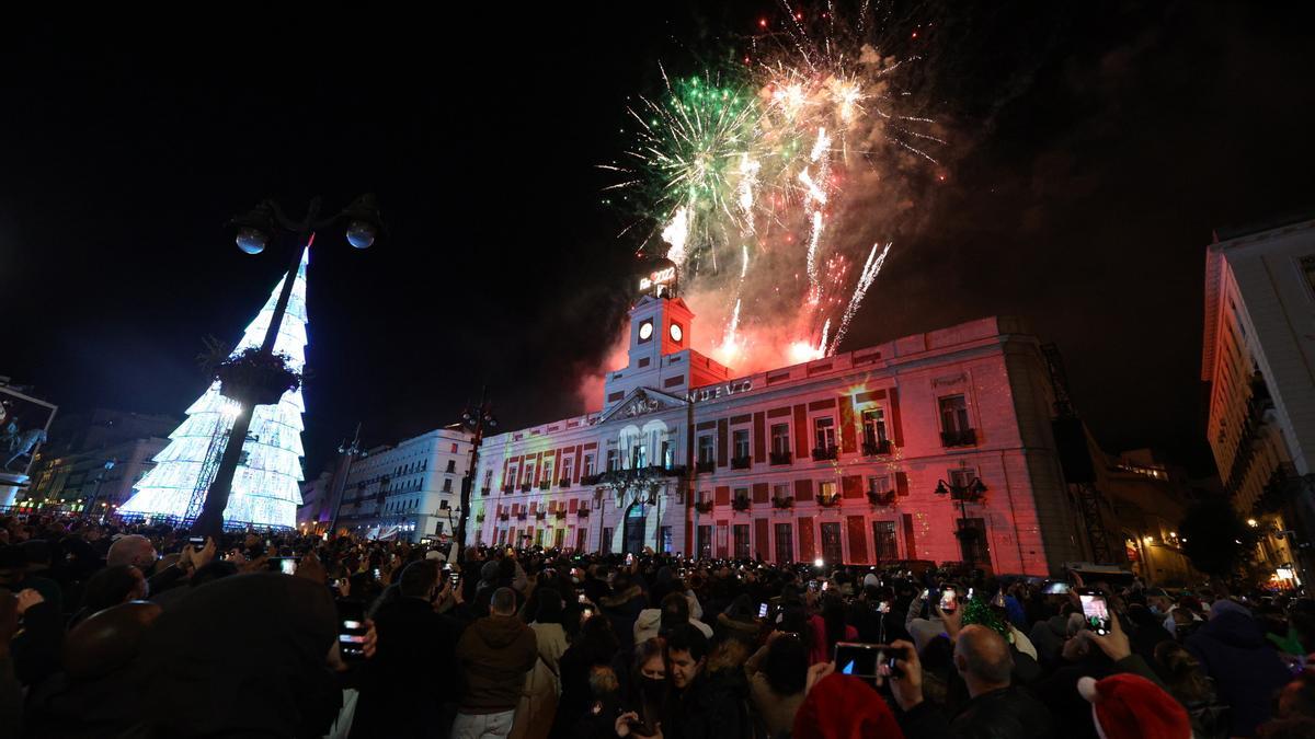 Fuegos artificiales celebran la llegada del año Campanadas de Nochevieja, en la Puerta del Sol, a 31 de diciembre de 2021, en Madrid, (España). El Ayuntamiento de Madrid ha reducido a 7.000 personas el aforo en la Puerta del Sol