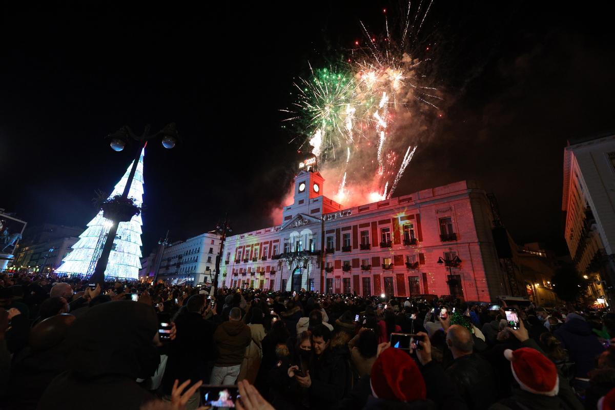 Archivo - Fuegos artificiales en la Puerta del Sol para