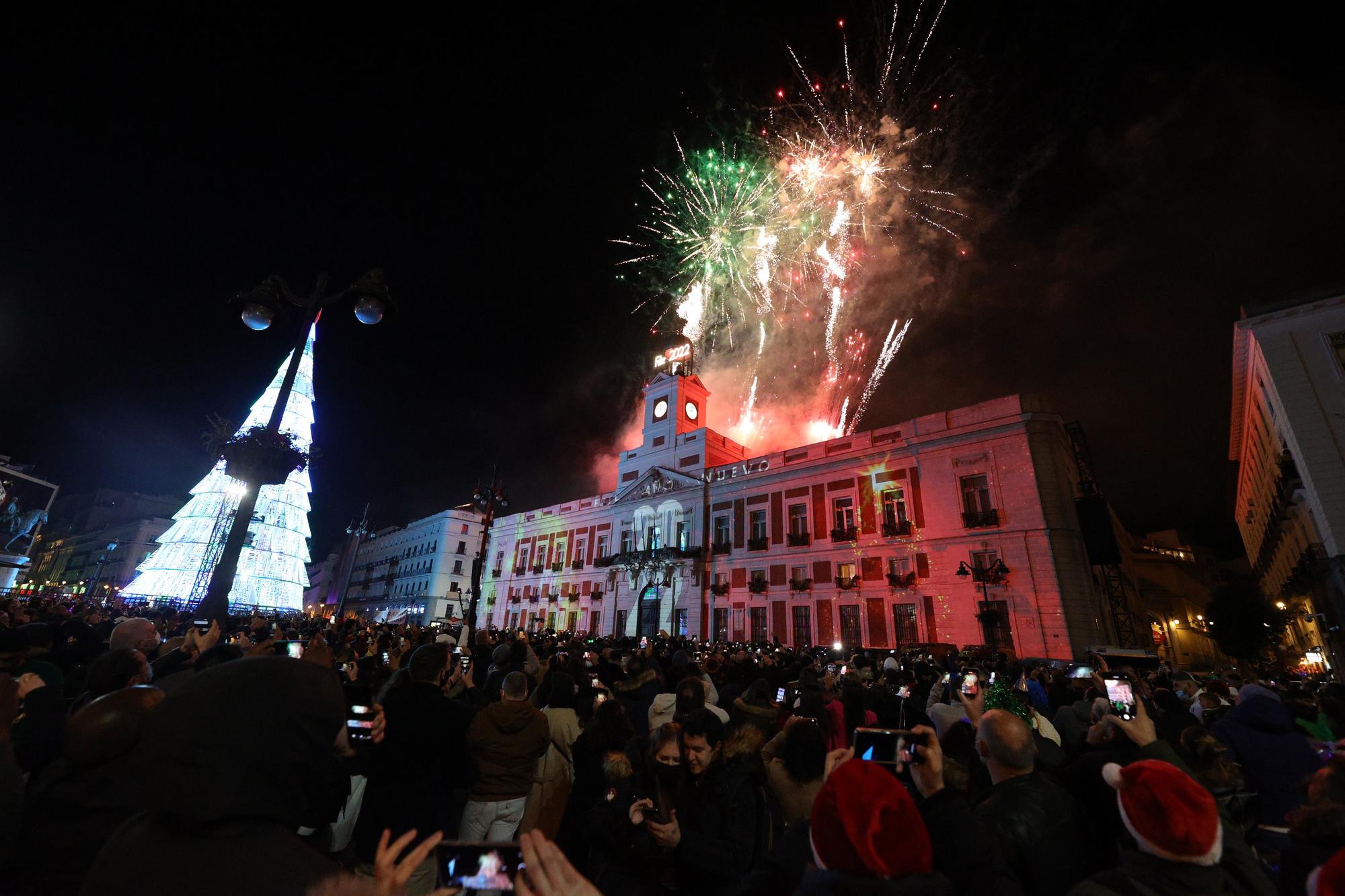 Archivo - Fuegos artificiales celebran la llegada del año 2022 en las Campanadas de Nochevieja, en la Puerta del Sol, a 31 de diciembre de 2021, en Madrid, (España). El Ayuntamiento de Madrid ha reducido a 7.000 personas el aforo en la Puerta del Sol para