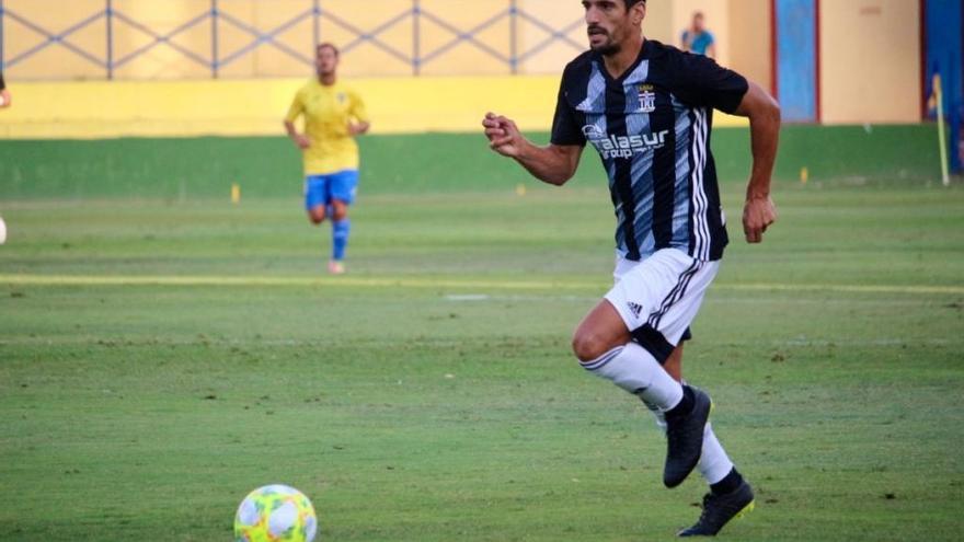 Pedro Orfila conduce el balón en un partido con el Cartagena durante la temporada pasada.