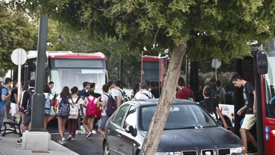 Cuatro autobuses trasladarán desde el lunes a 180 alumnos al Pare Vitòria