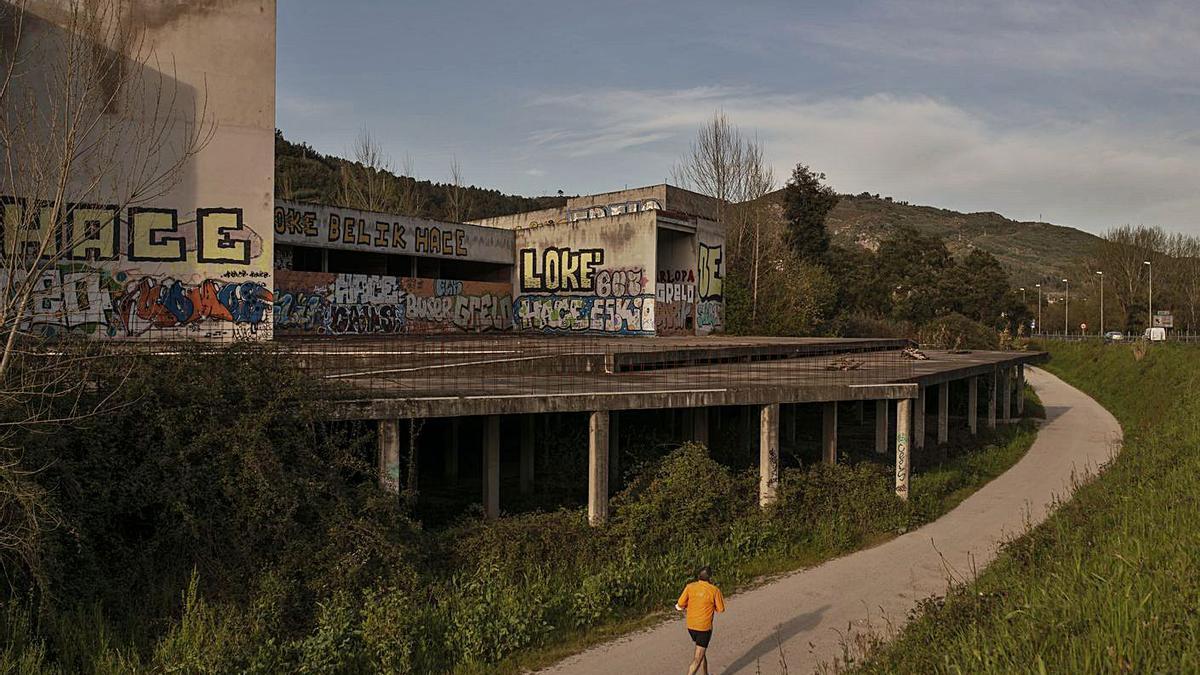 La obra inconclusa de centro de parques naturales, que ahora se va a demoler. |   // BRAIS LORENZO