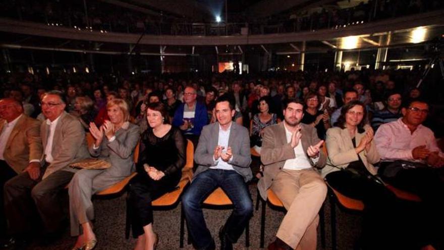 Arriba, un instante de la presentación de la lista del PSOE. Abajo, el acto del PP.