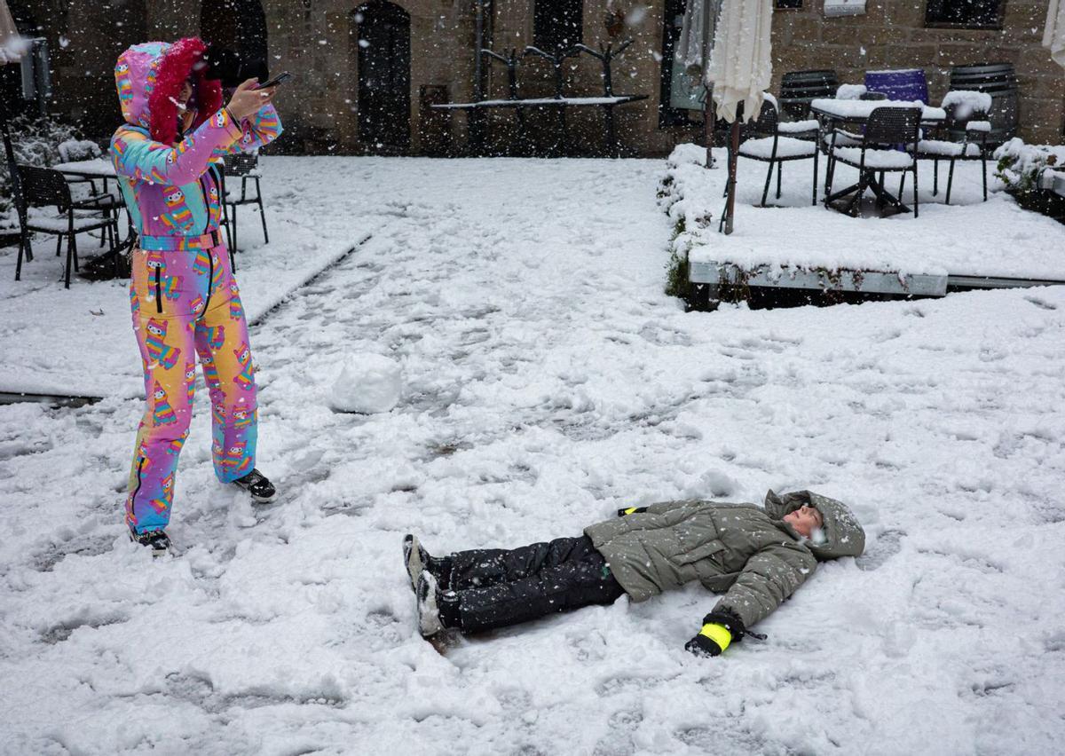 Un nen, enmig de la neu.