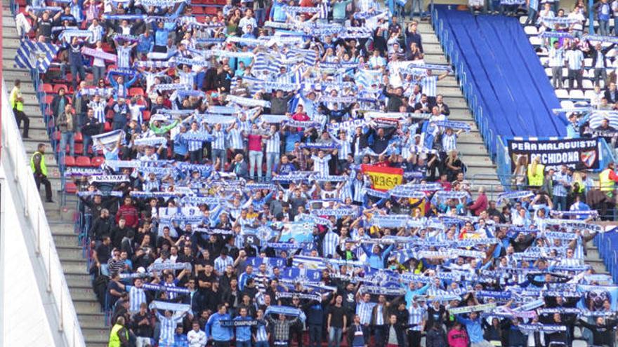 Un millar de aficionados malaguistas se hicieron notar en las gradas del Vicente Calderón.