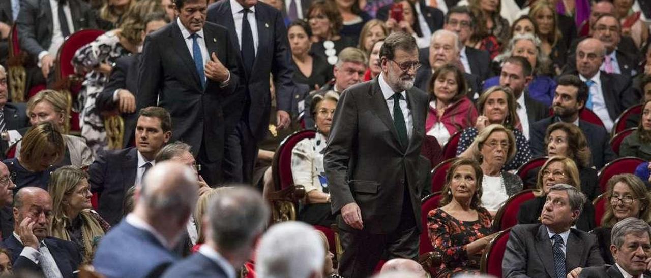 Mariano Rajoy se dirige al estrado del teatro Campoamor, antes de la ceremonia, seguido de Javier Fernández y Matías Rodríguez Inciarte.